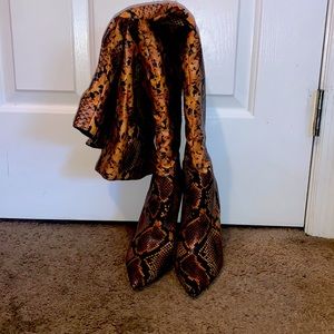 Steve Madden, size 9.5, yellow snake skin.